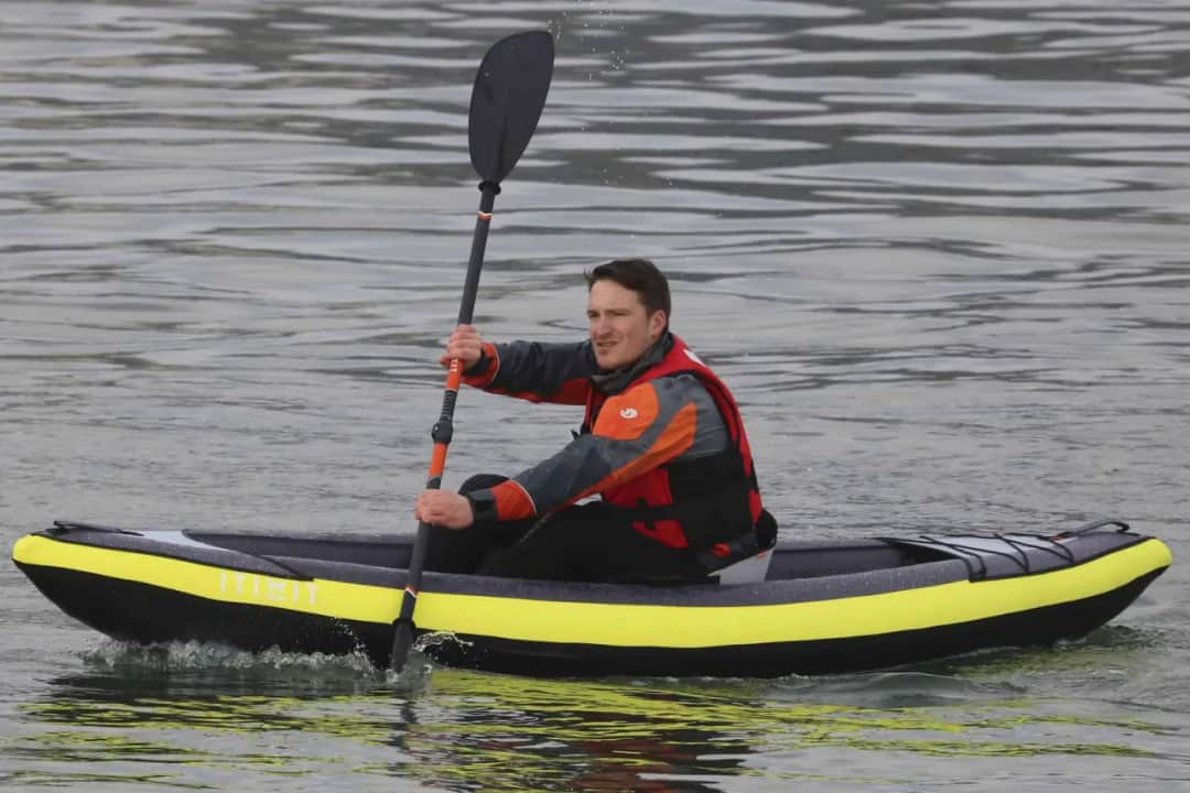 Jak się ubrać na kajaki jesienią, aby nie zmarznąć i cieszyć się przygodą