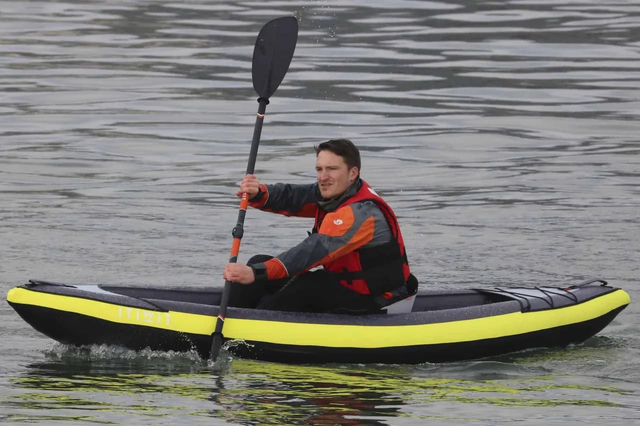 Jak się ubrać na kajaki jesienią, aby nie zmarznąć i cieszyć się przygodą