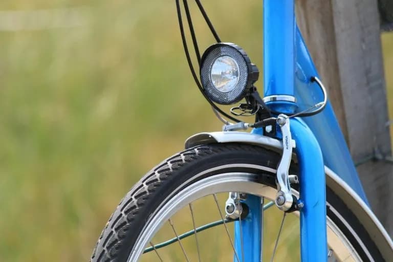 Jak wybrać najlepsze oświetlenie do roweru, aby jeździć bezpiecznie w nocy?