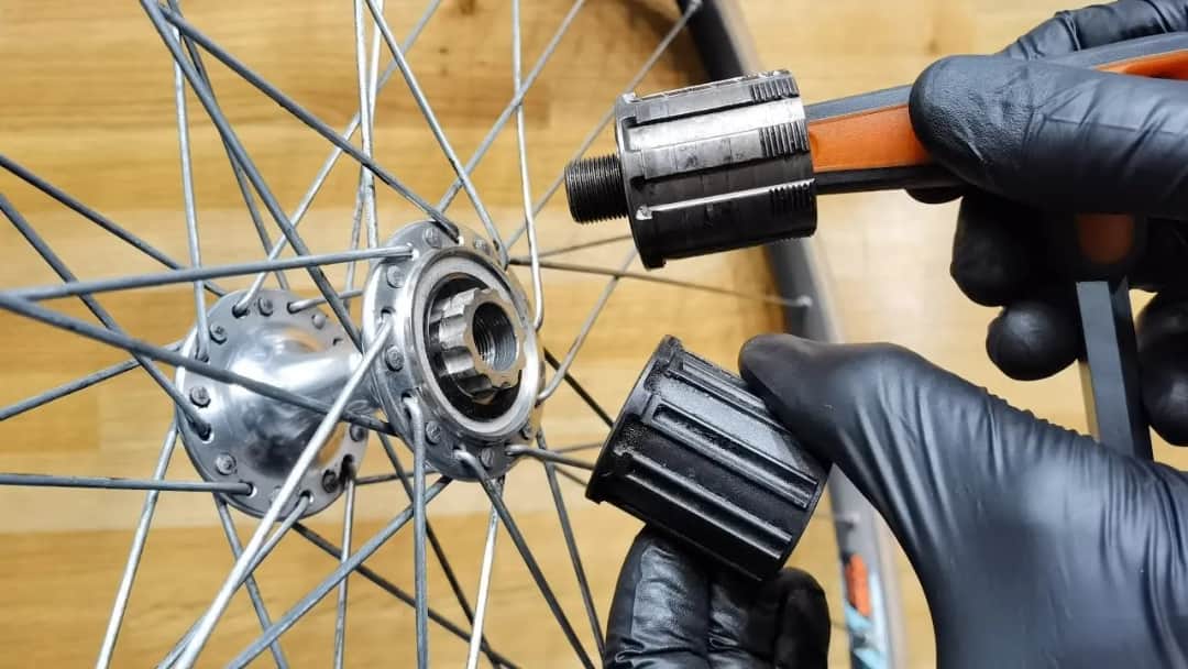 Jak odkręcić piastę w rowerze bez błędów i uszkodzeń – praktyczny poradnik
