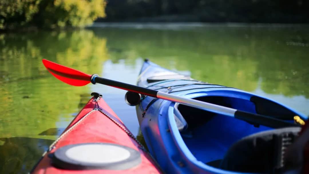 Co zabrać na kajaki, aby uniknąć problemów i cieszyć się spływem