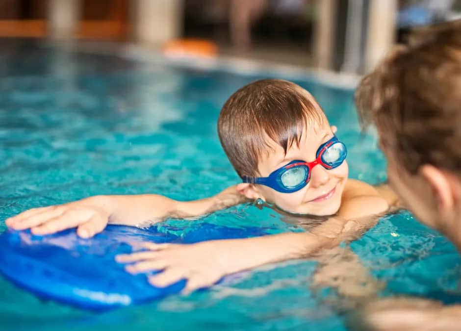 Jak przełamać lęk przed wodą i pewnie nauczyć się pływać