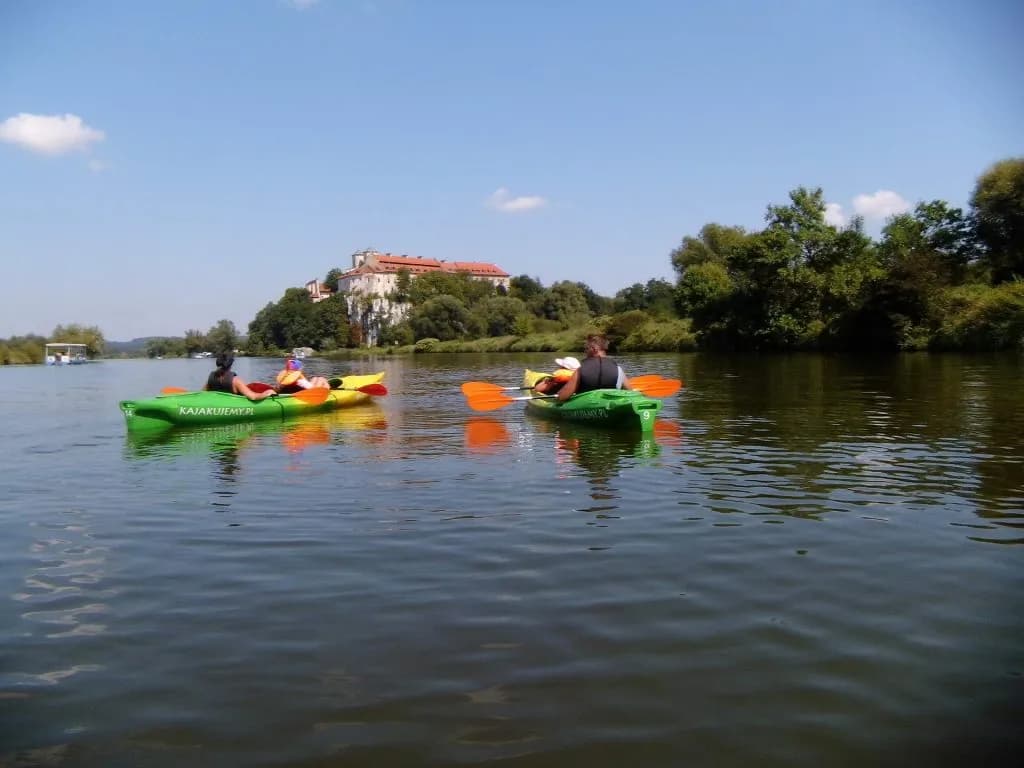 Spływ kajakowy Kraków-Tyniec: trasa, atrakcje i praktyczne porady dla początkujących