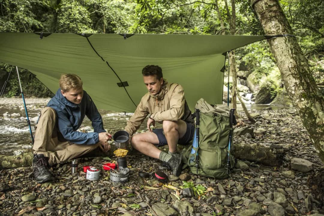 Jak skutecznie zabezpieczyć namiot przed deszczem i uniknąć przeciekania