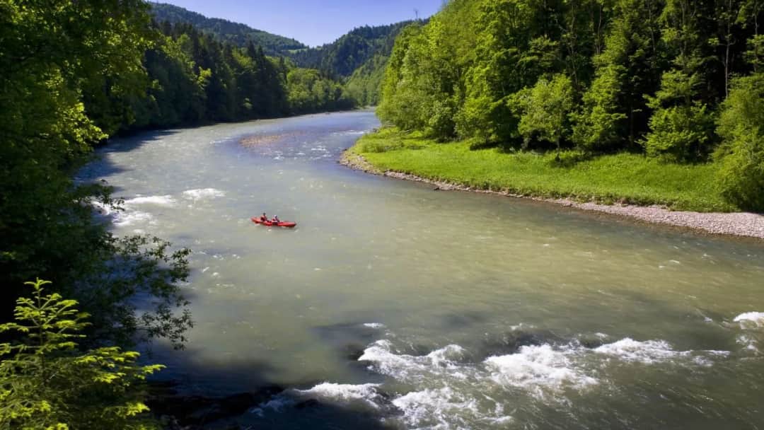 Najlepsze spływy kajakowe w Polsce: odkryj niezapomniane trasy