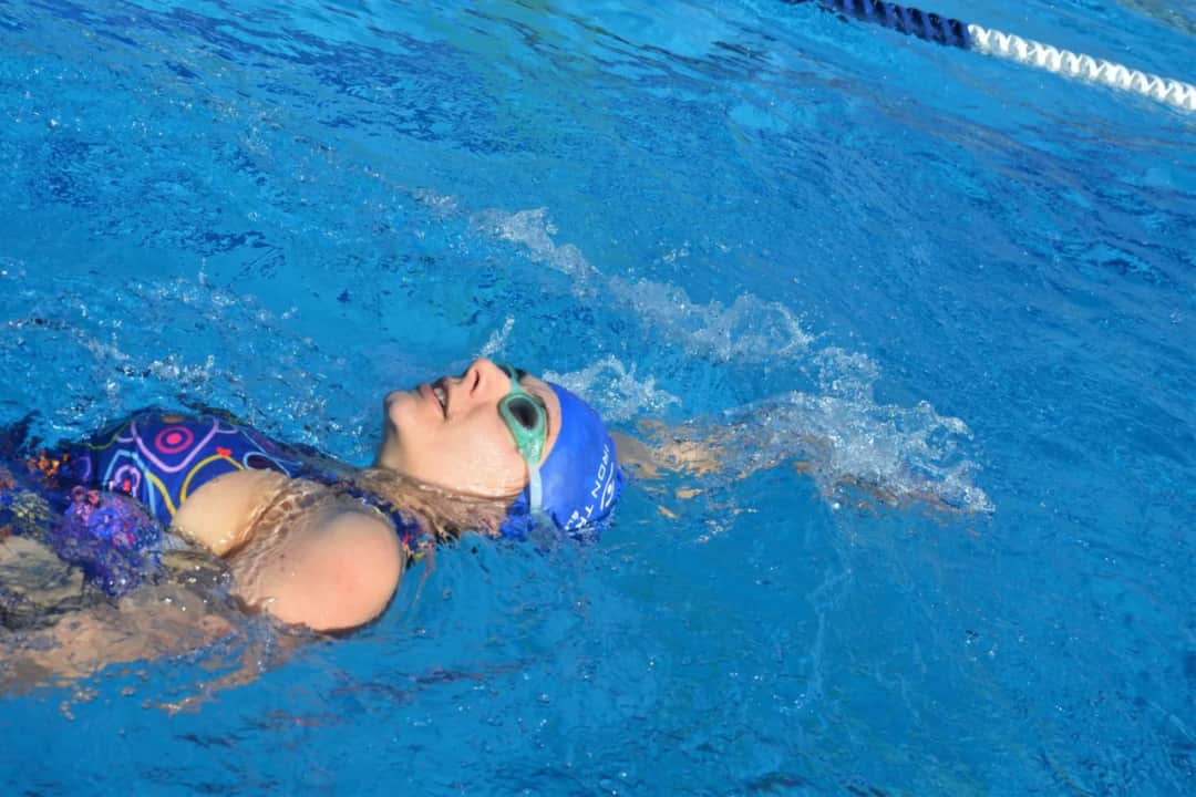 Ile trwa nauka pływania dla dorosłych? Zaskakujące fakty i porady