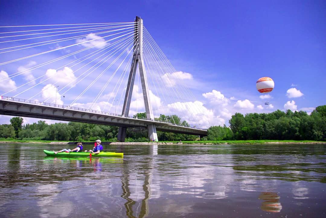 Spływy kajakowe pod Warszawą: najlepsze trasy, porady i atrakcje dla początkujących