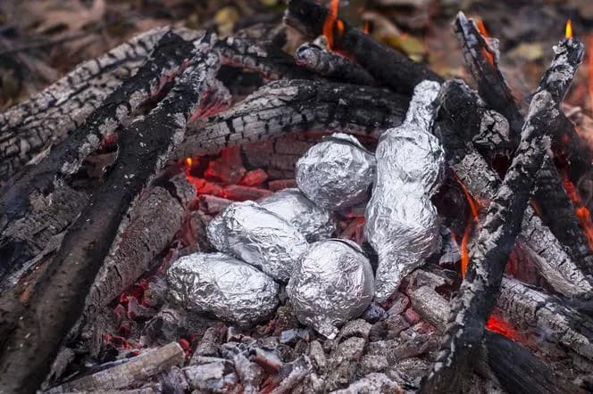 Jakie ziemniaki do ogniska? Wybierz najlepsze dla idealnego smaku