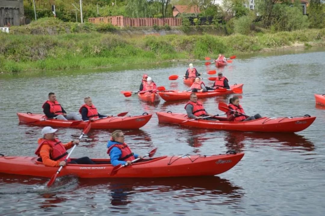 Ile kosztuje wypożyczenie kajaku? Sprawdź ceny i uniknij niespodzianek!