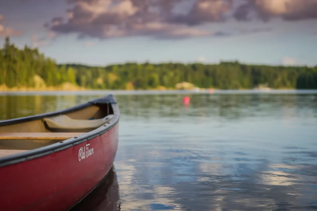 Jaki strój na kajaki - uniknij błędów w wyborze odzieży na wodę