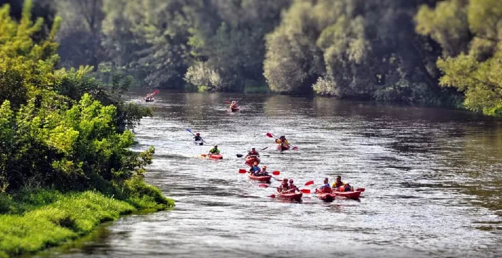 Najlepsze miejsca na kajaki na Mazowszu – trasy, wypożyczalnie i porady