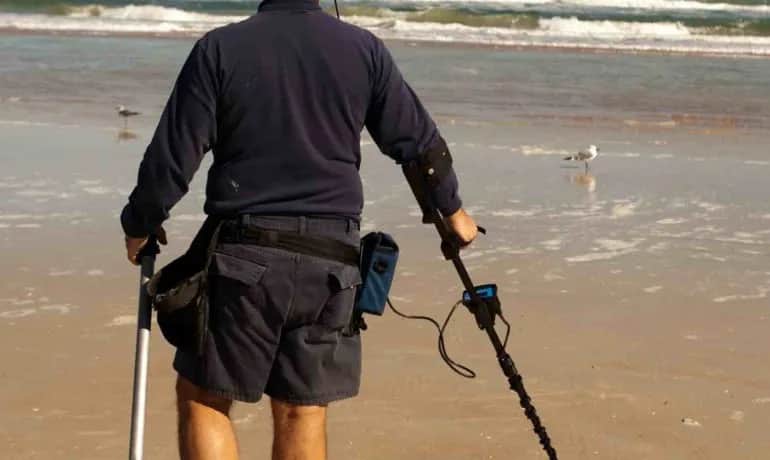 Czy można chodzić z wykrywaczem metali po plaży nad jeziorem bez obaw?