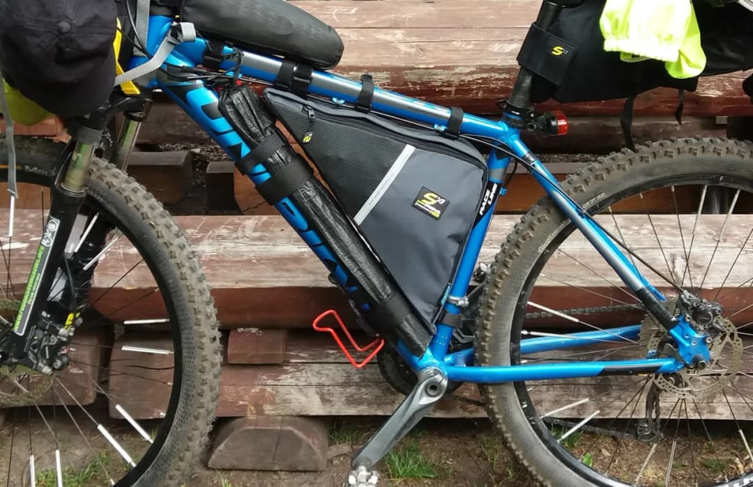 Jak bezpiecznie i wygodnie przewozić namiot na rowerze – praktyczne porady