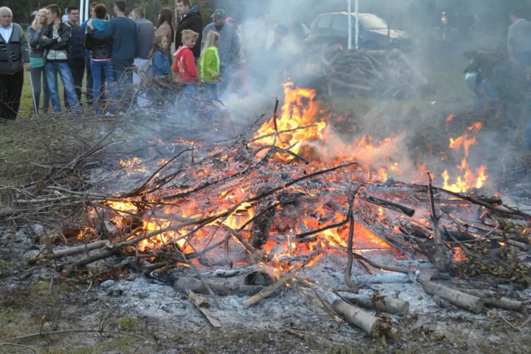 Czy można rozpalić ognisko nad jeziorem? Sprawdź przepisy i zasady