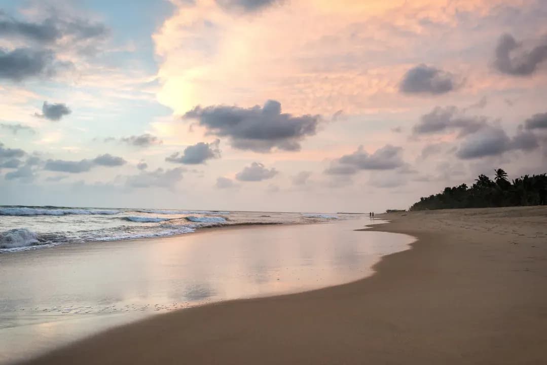 Czy można spać w namiocie na plaży? Sprawdź, co grozi za biwakowanie