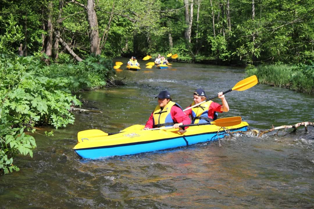 Najlepsze trasy spływów kajakowych Rospuda – ceny i atrakcje